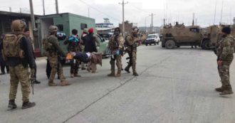 Copertina di Afghanistan, strage di fedeli a Kabul. Commando Isis entra in un tempio hindu-sikh con 150 persone e ne uccide “almeno 25”