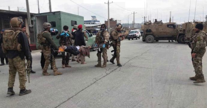 Afghanistan, strage di fedeli a Kabul. Commando Isis entra in un tempio hindu-sikh con 150 persone e ne uccide “almeno 25”