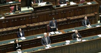 Coronavirus, il lungo applauso della Camera per i familiari delle vittime. Conte: “Mai avrei pensato di vedere mezzi dell’esercito carichi di bare”