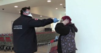 Coronavirus, controllo della temperatura corporea nei supermercati di Milano. Le immagini