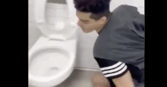 Copertina di Coronavirus, lecca i servizi igienici per partecipare a una stupida e pericolosa ‘competizione social’: positivo