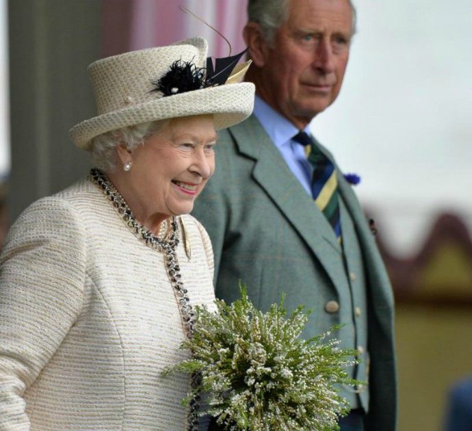 Il principe Carlo guarito dal coronavirus torna a parlare in pubblico: “Il cuore mio e di Camilla è con tutti gli anziani”