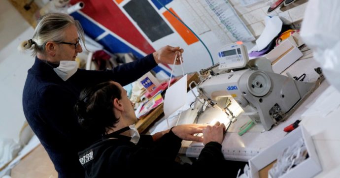 Mascherine, l’Italia fa da sé ma autosufficienza lontana