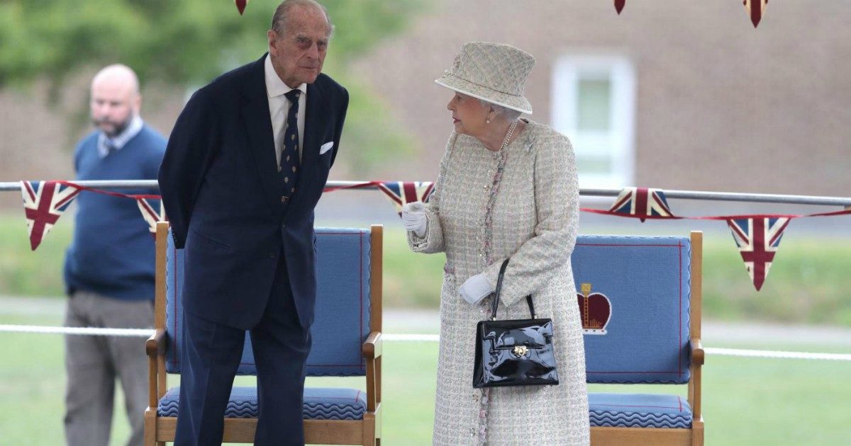 Regina Elisabetta e Principe Filippo vaccinati. Intanto, lui sta per compiere 100 anni ma fa sapere di “fregarsene altamente”