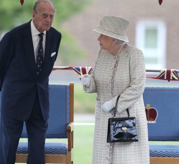 Regina Elisabetta e Principe Filippo vaccinati. Intanto, lui sta per compiere 100 anni ma fa sapere di “fregarsene altamente”