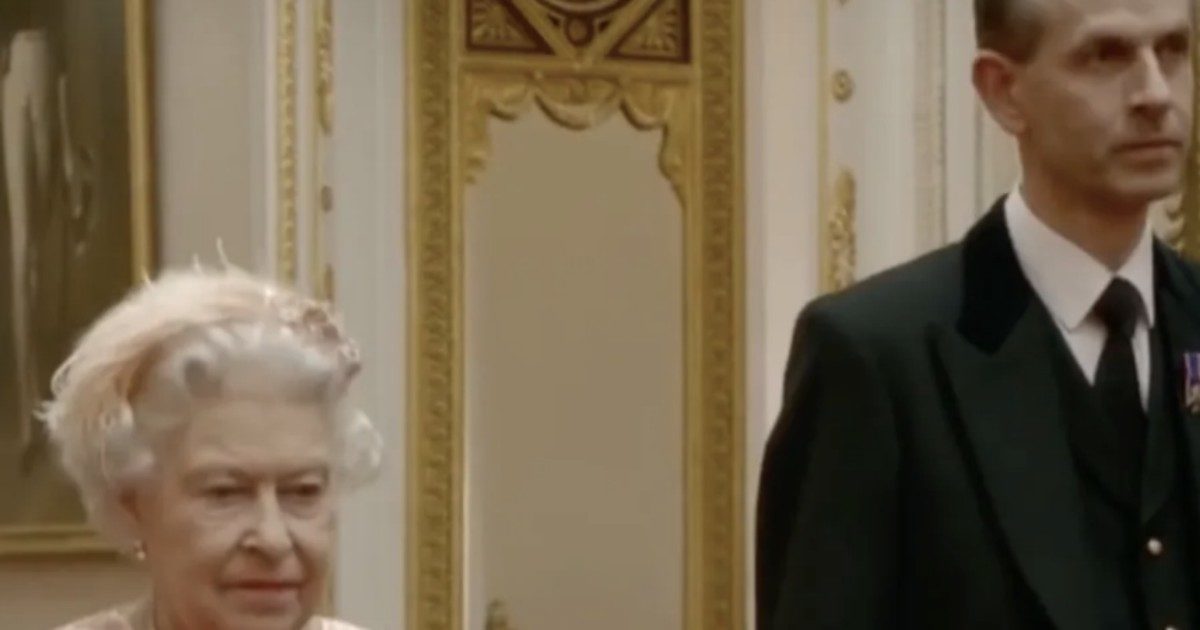 Coronavirus, c’è un solo uomo che può stare accanto alla regina in questo momento e somiglia al principe Filippo (30 anni fa)
