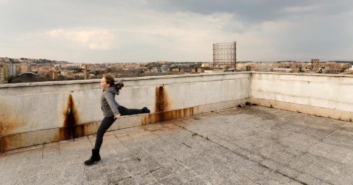 Copertina di Ci si scopre idraulici e la nonna usa Skype per fare ginnastica