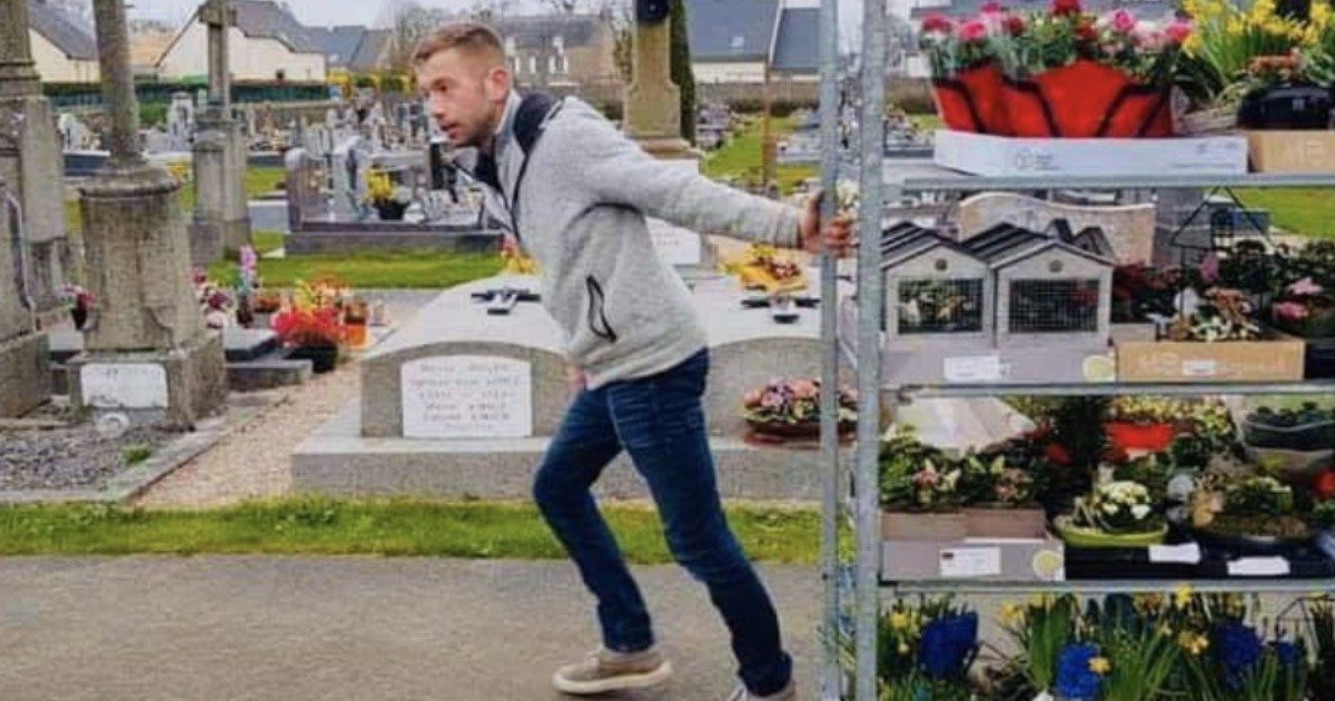 Fiorista porta centinaia di piante e fiori al cimitero: “I miei clienti non potranno andare sulle tombe dei loro cari”