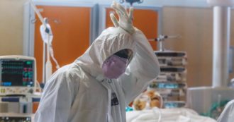 Copertina di Coronavirus, gli infermieri di Prato rassicurano i pazienti con le proprie foto stampate sulla tuta antivirus