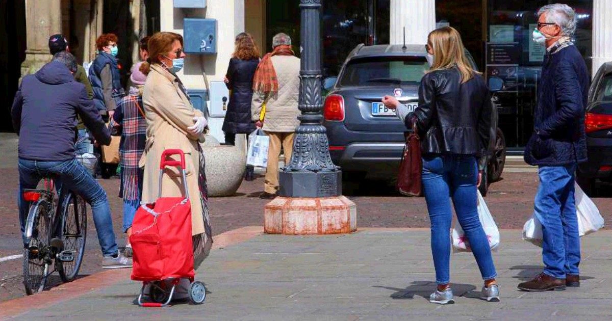 Coronavirus, Pd e M5s d’accordo: “Potenziare e allargare reddito di cittadinanza contro povertà prodotta dall’emergenza”. Renzi: “Non funziona”. Ipotesi di 6 miliardi stanziati per 10 milioni di lavoratori