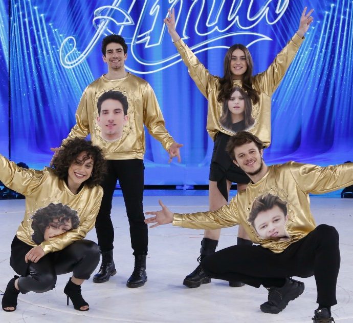 Amici 19, gavettone sexy di Rudy Zerbi: “Guarda qui Maria”, ecco cos’è successo. In Finale Javier, Gaia, Nicolai e Giulia