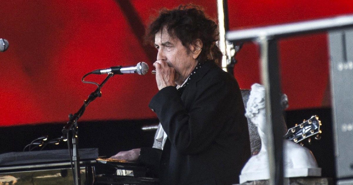 Bob Dylan fa cinque concerti in Italia ma c’è una “condizione obbligatoria e non negoziabile”: vietati a tutti gli smartphone. Ecco dove saranno messi