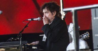Copertina di Bob Dylan fa cinque concerti in Italia ma c’è una “condizione obbligatoria e non negoziabile”: vietati a tutti gli smartphone. Ecco dove saranno messi