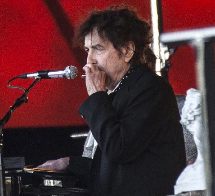 Bob Dylan fa cinque concerti in Italia ma c’è una “condizione obbligatoria e non negoziabile”: vietati a tutti gli smartphone. Ecco dove saranno messi
