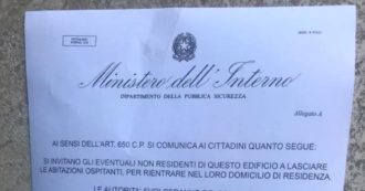 Copertina di Coronavirus, falsi volantini del Ministero dell’Interno fuori dai palazzi. La Polizia: “Segnateli e non seguite le indicazioni”