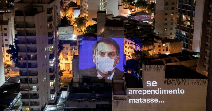 Bolsonaro straparla della pandemia, ma è sempre più solo
