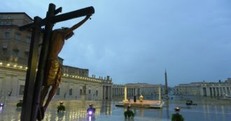 Copertina di Coronavirus, danni al crocifisso “miracoloso” portato in piazza San Pietro per la preghiera del Papa: è rimasto per ore sotto la pioggia