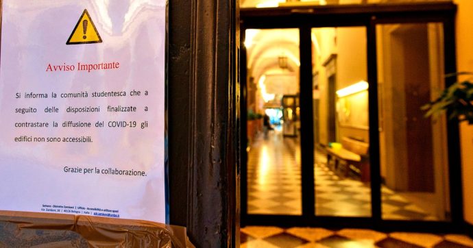Bologna, 60 studenti Erasmus positivi: focolaio partito da una festa universitaria. Il rettore: “Rispettate le misure di sicurezza”