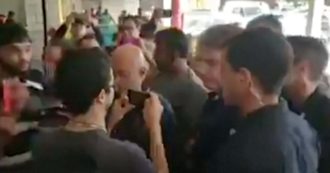 Coronavirus, presidente Bolsonaro incontra i sostenitori senza rispettare distanziamento. E Twitter cancella i suoi video: “Violano regole”