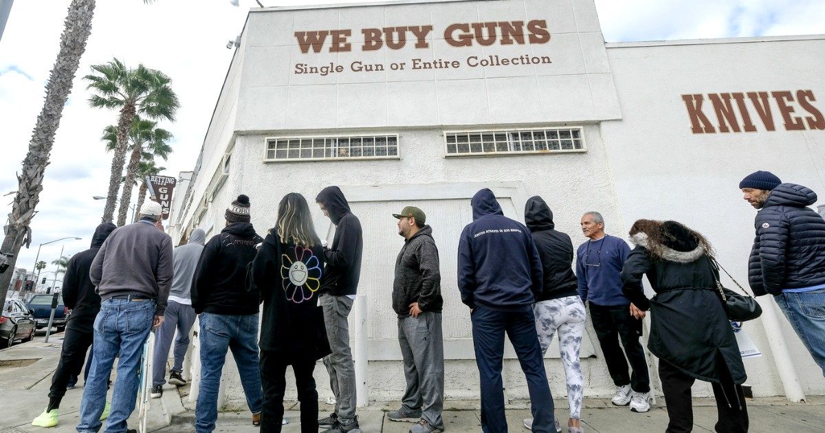 Coronavirus, negli Usa l’epidemia scatena la vendita di armi. Per i lobbisti sono beni essenziali: “Diritto di proteggersi viene da Dio”