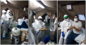 Copertina di Coronavirus, paziente compie gli anni nell’ospedale da campo di Piacenza: medici e infermieri organizzano festa a sorpresa