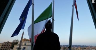 Copertina di Coronavirus, bandiera a mezz’asta al Quirinale: i corazzieri abbassano il tricolore in segno di lutto