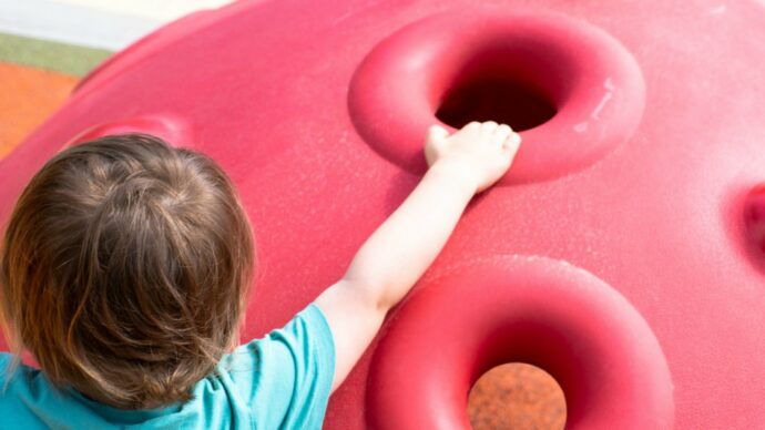 Parchi giochi e centri estivi nei cortili delle scuole, le ipotesi per partire a giugno: gruppi ridotti, ingressi scaglionati, genitori fuori