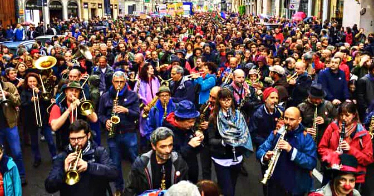 La Banda degli Ottoni a Scoppio diventa un bandaromanzo: carnevale di suoni e miracoli per 35 anni senza spartito e dalla parte degli ultimi