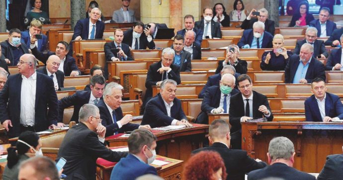 “Orbán dittatore”. Lui: “L’opposizione sta col coronavirus”
