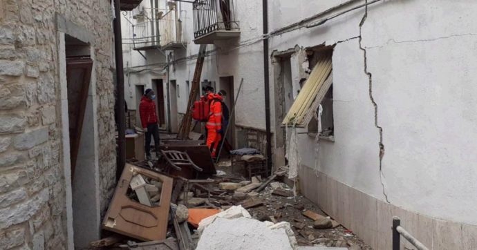 Foggia, crollano due palazzine per un esplosione: morta una donna di 79 anni, estratte vive 6 persone. Ipotesi fuga di gas