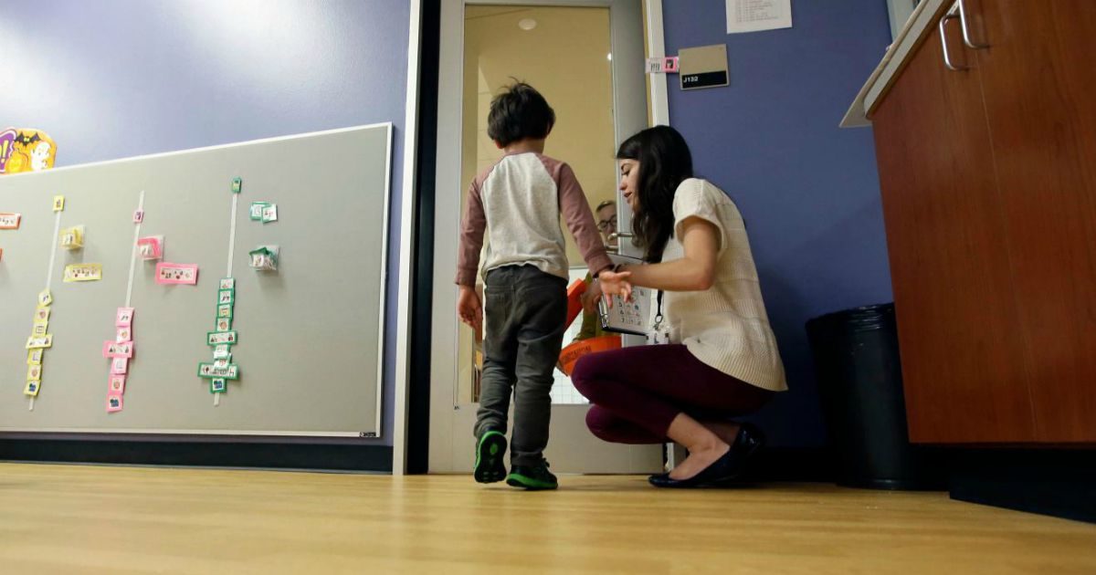 Giornata mondiale Autismo nell’anno del Coronavirus. “La scuola era l’unico momento di socialità, ora è dura”. “Stare in casa è anche perdere le conquiste di anni di terapie” – Le storie