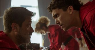 Copertina di Casa di Carta, il “Professore” Alvaro Morte e il “direttore della Zecca” Enrique Arce: “Il messaggio che mandiamo è quello della resistenza”