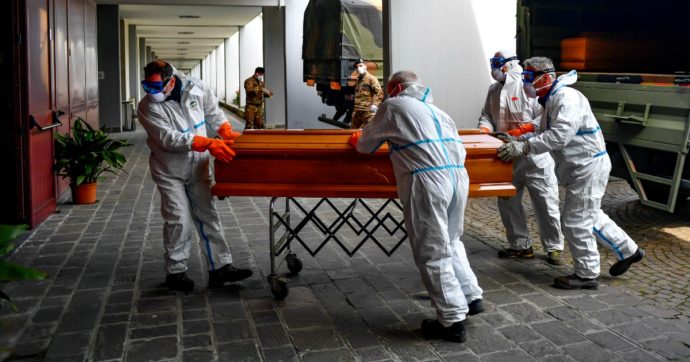 Coronavirus, Milano chiude forno crematorio: “Troppi morti”. A marzo +76% rispetto al 2019. “Decessi raddoppiati in residenze per anziani”