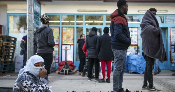 Migranti, la Grecia annulla il blocco alle richieste di asilo. Isolato un campo profughi vicino ad Atene: 21 positivi al coronavirus