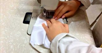 Copertina di Coronavirus, volontaria che cuce mascherine per ospedali multata dai vigili. L’associazione: “Ci autotasseremo. Consegnati 5210 pezzi”