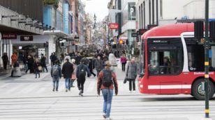 Copertina di Svezia, anche a Natale niente restrizioni: solo consigli e un sms di Stato. E a Stoccolma centinaia di operatori sanitari si licenziano