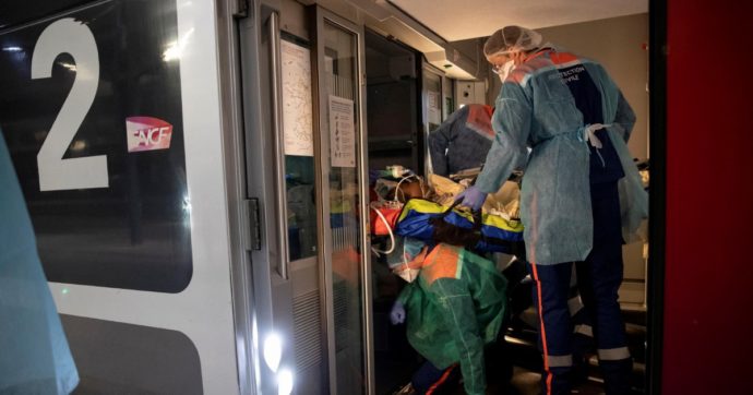 Coronavirus in Francia, non solo eroi: infermieri e medici cacciati dai vicini