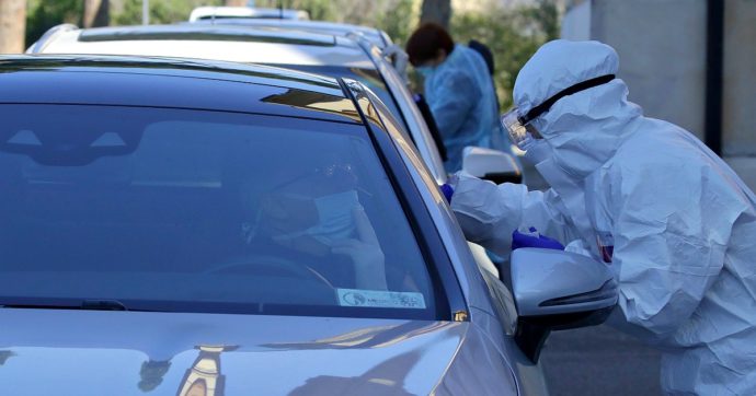 Coronavirus, ministero Salute dà l’ok ai test rapidi: “Priorità a pazienti, operatori sanitari, soggetti fragili e in Rsa. Sì ai tamponi in auto”