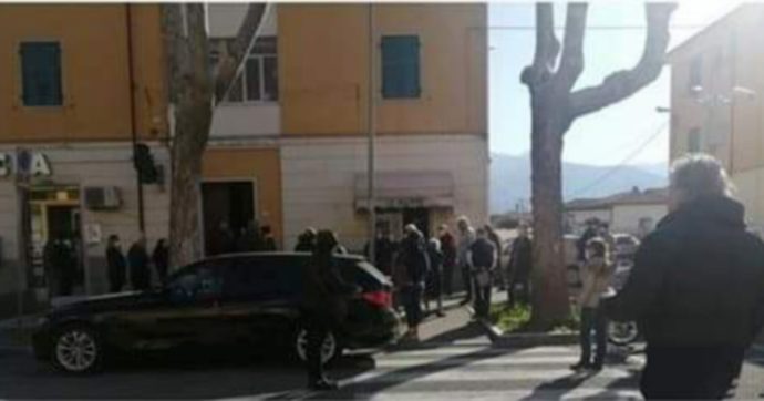 Il sindaco: “Distribuiamo mascherine”. E in centinaia si ammassano per strada