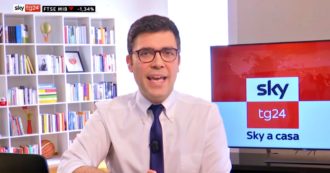 Copertina di Coronavirus, il giornalista conduce il notiziario da casa: ‘Siamo in diretta, questo non è lo studio ma il mio appartamento’. È l’iniziativa di Sky Tg24