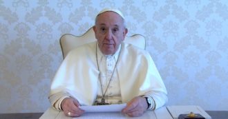 Coronavirus, il videomessaggio del Papa: “Momento difficile, aiutiamo le persone più sole”. E ricorda i deboli, dai malati ai detenuti