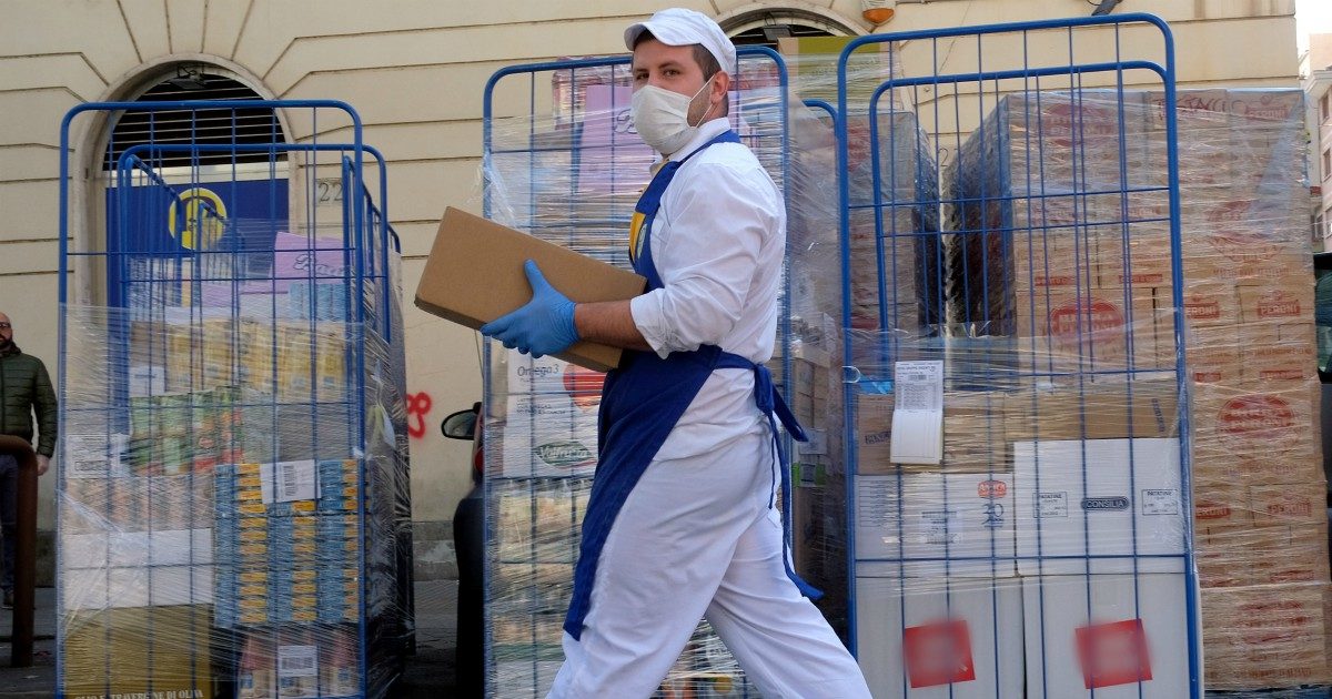 Coronavirus, la diretta – Arcuri: “Battaglia non è vinta, non si torna a normalità”. Locatelli (Css): “Non abbiamo scampato proprio nulla”. Nuova ordinanza Lombardia: in giro solo con naso e bocca protetti