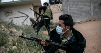 "Guerra Russia-Ucraina, Mosca arruola migliaia di mercenari in Siria. Paga mille dollari al mese per rimanere fino a ottobre"