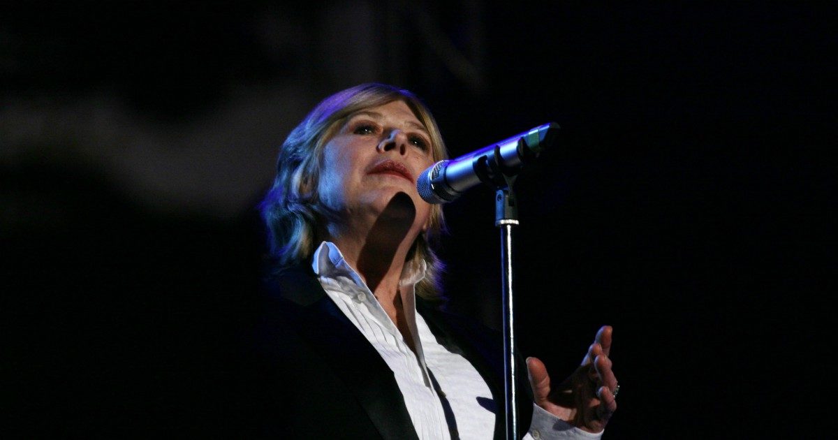 Coronavirus, la cantante Marianne Faithfull ricoverata a Londra: “È stabile, risponde alle cure”
