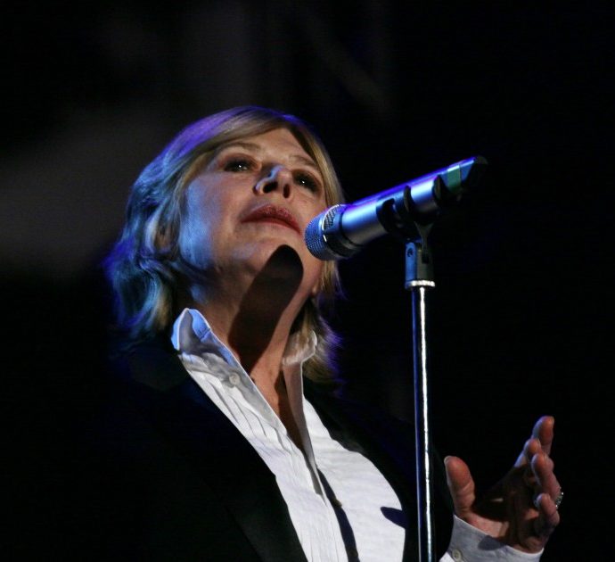 Coronavirus, la cantante Marianne Faithfull ricoverata a Londra: “È stabile, risponde alle cure”
