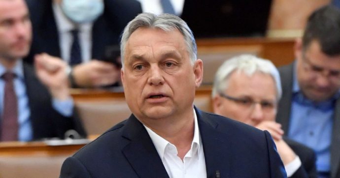 Coronavirus, anche l’Ungheria di Orban in parziale lockdown: le misure dal coprifuoco ai negozi