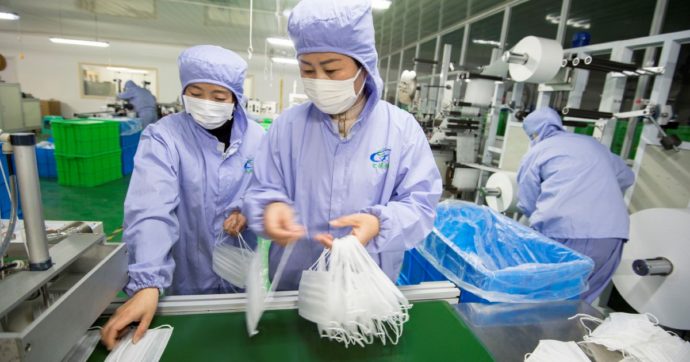 Così truffiamo pure i cinesi:  500 dollari per le certificazioni