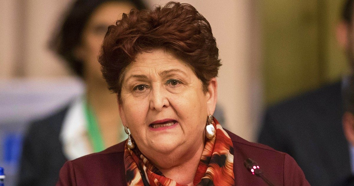 Lavoratori stranieri, Bellanova: “Regolarizzarli o lascio”. M5s frena: “No a sanatoria”. Grasso: “Stupito dai 5 stelle, è intervento contro illegalità”