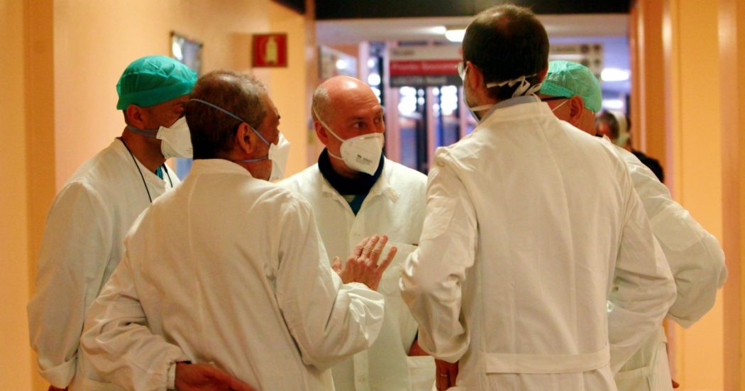 Coronavirus, la diretta – Altri 10 medici morti: sono 89 medici dall’inizio della pandemia. Agenzia del farmaco, positivo il direttore generale. Viminale: “20mila denunce nel week end”. Attivato anche satellite Ue per monitorare il territorio