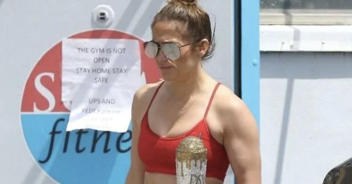 Jennifer Lopez se ne frega delle regole di isolamento e va ad allenarsi in una palestra (chiusa)